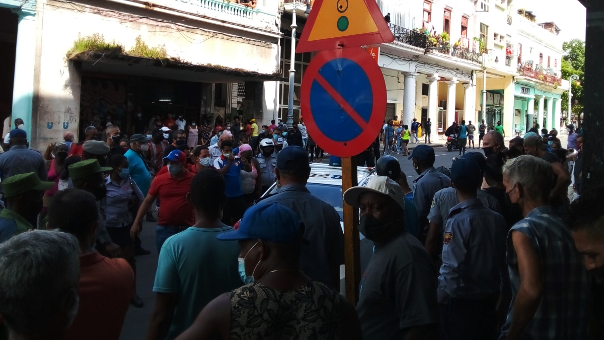 Cubanos en una calle de La Habana durante las protestas del 11J.