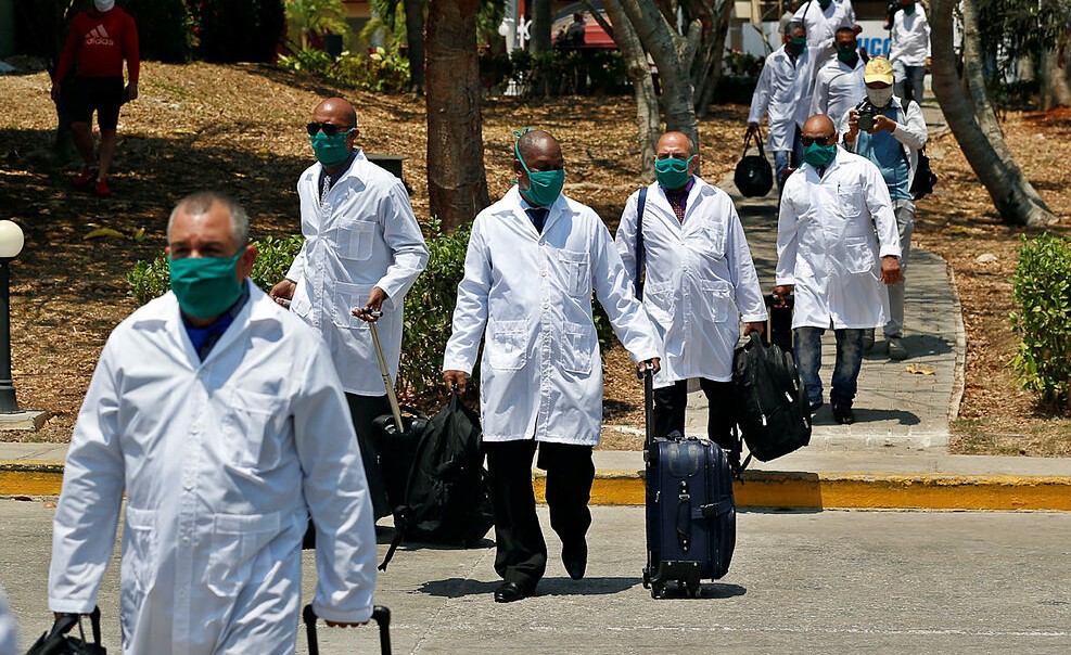 Médicos cubanos que parten hacia el exterior.