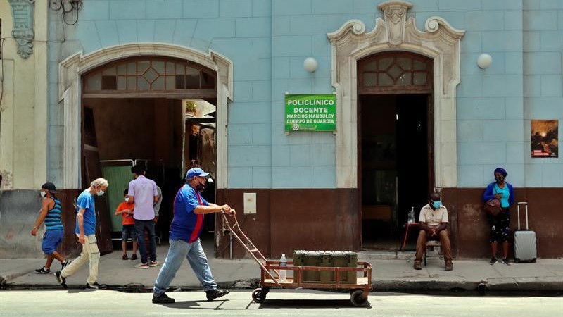 Entrada del Cuerpo de Guardia de un policlínico en La Habana.