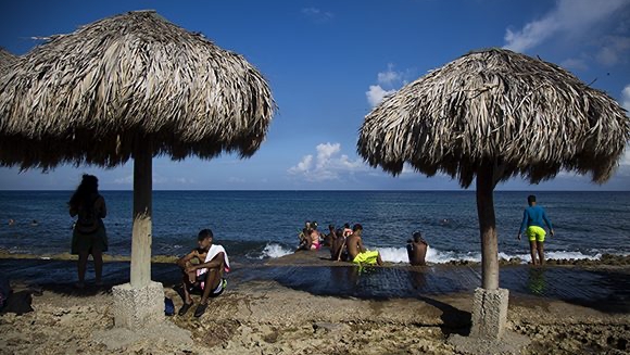 Cubanos en las playas reabiertas de La Habana.