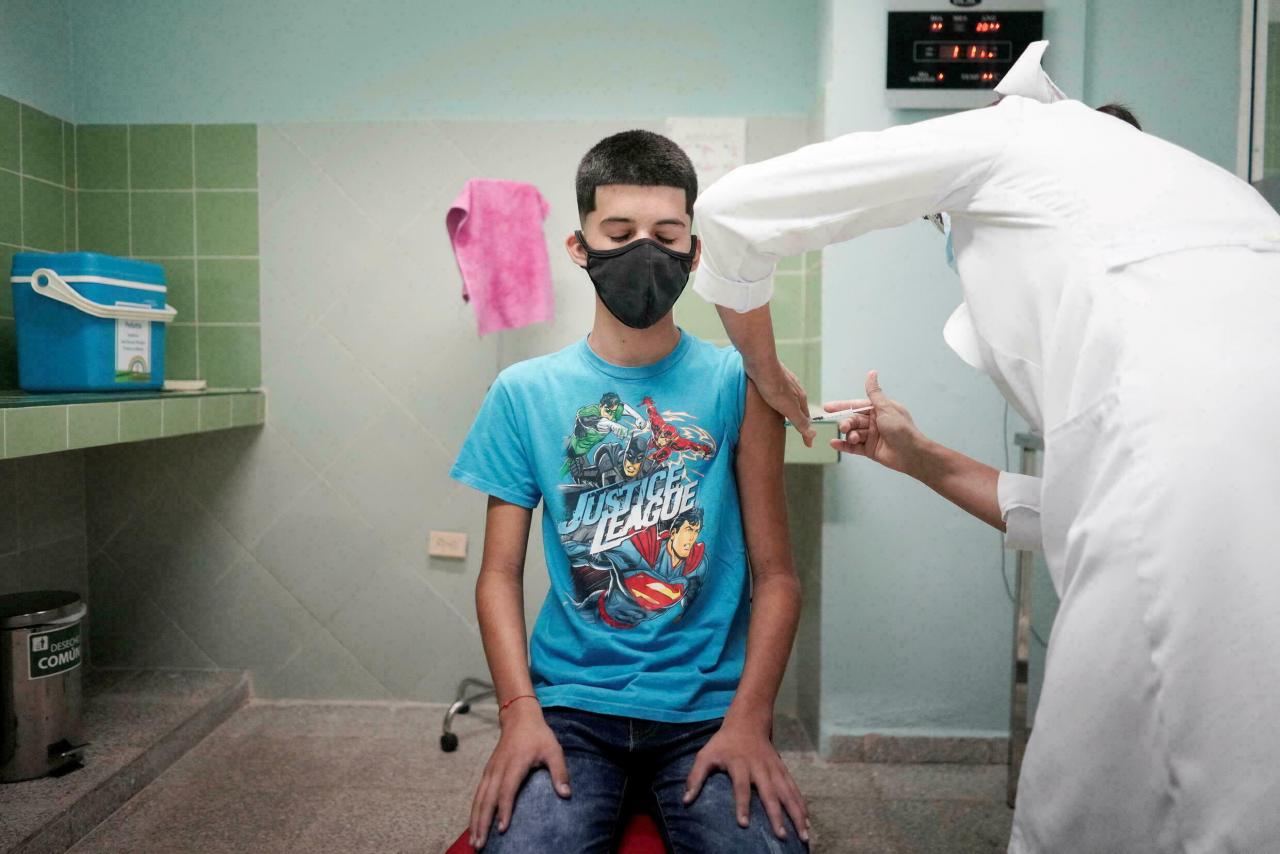 Un adolescente recibe una dosis de los candidatos vacunales cubanos.