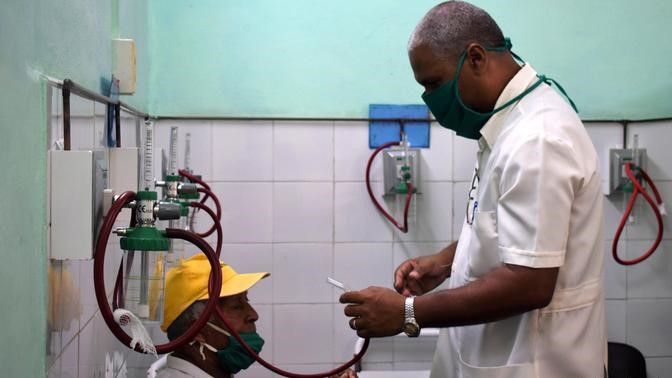 Un paciente recibe oxígeno en un policlínico en Cuba.