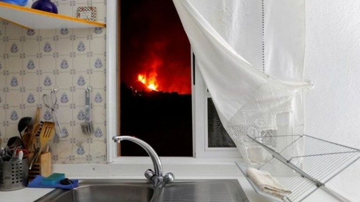 El volcán de La Palma desde la ventana de un habitante de la isla.