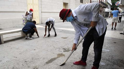 Trabajadores cubanos con nasobuco.