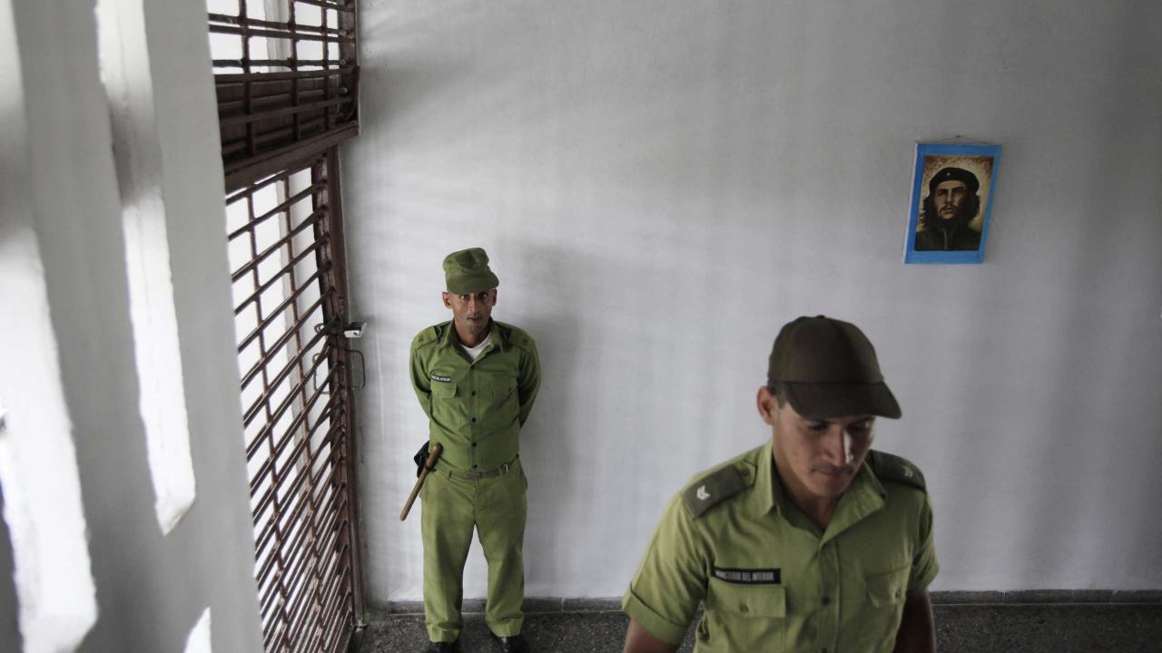 Guardias en una prisión en Cuba.