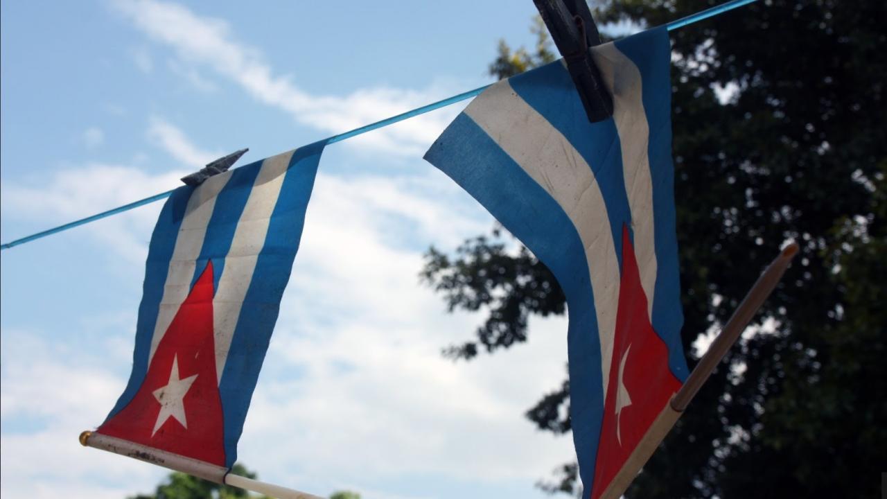 Banderitas cubanas en una tendedera.
