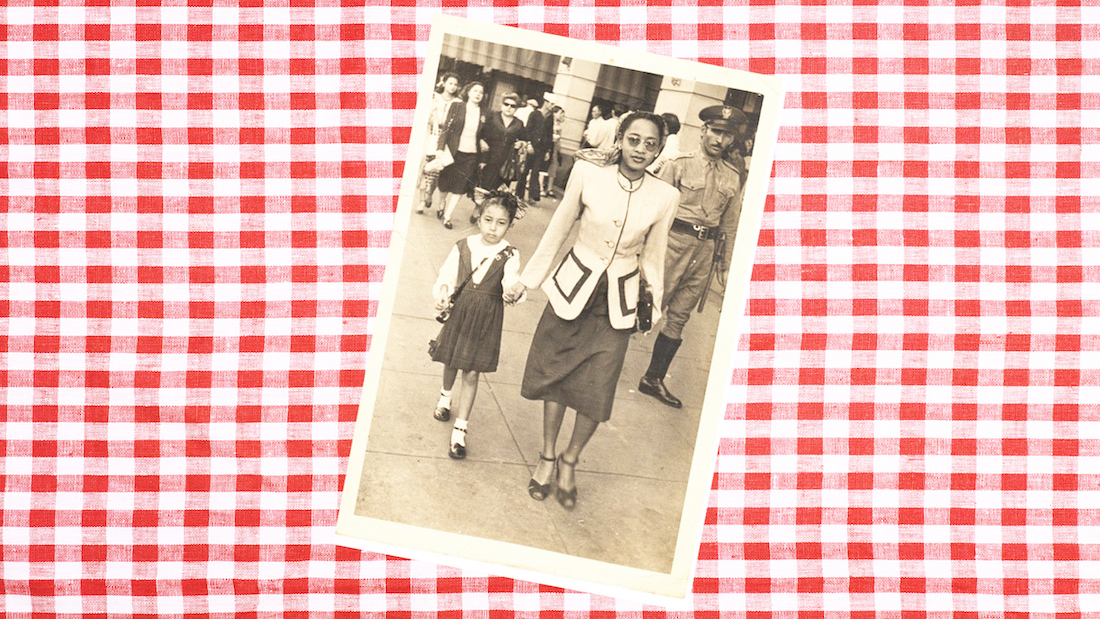 Tania Quintero y Lucrecia López Vega en La Habana, en 1947.