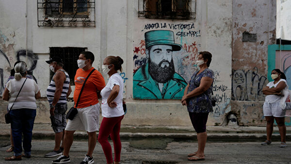 Cubanos en una cola en La Habana.
