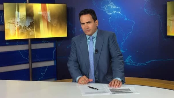 El locutor cubano Yunior Morales cuando trabajaba en el noticiero oficialista.