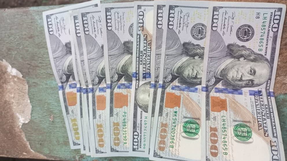 Dólares a la venta en las redes sociales cubanas.