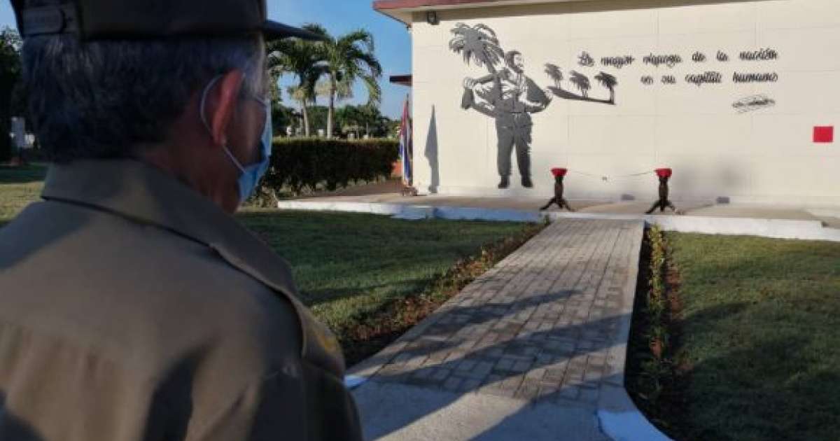 Escultura de Fidel Castro en el Estado Mayor Nacional de la Defensa Civil de Cuba.