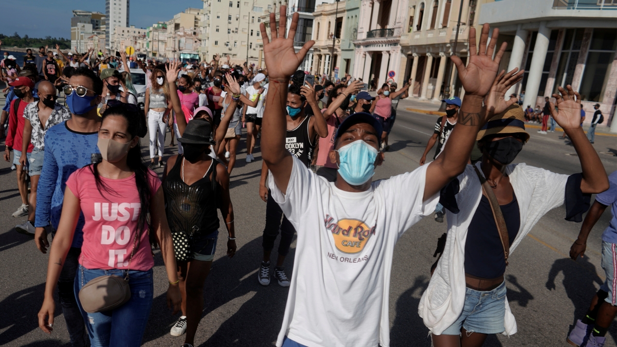 Cubanos protestan en La Habana el 11 de julio de 2021.