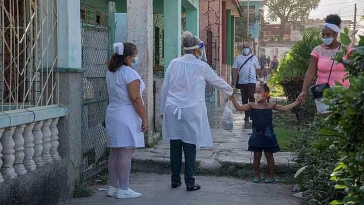 Personal sanitario realiza pesquisas en los barrios cubanos.
