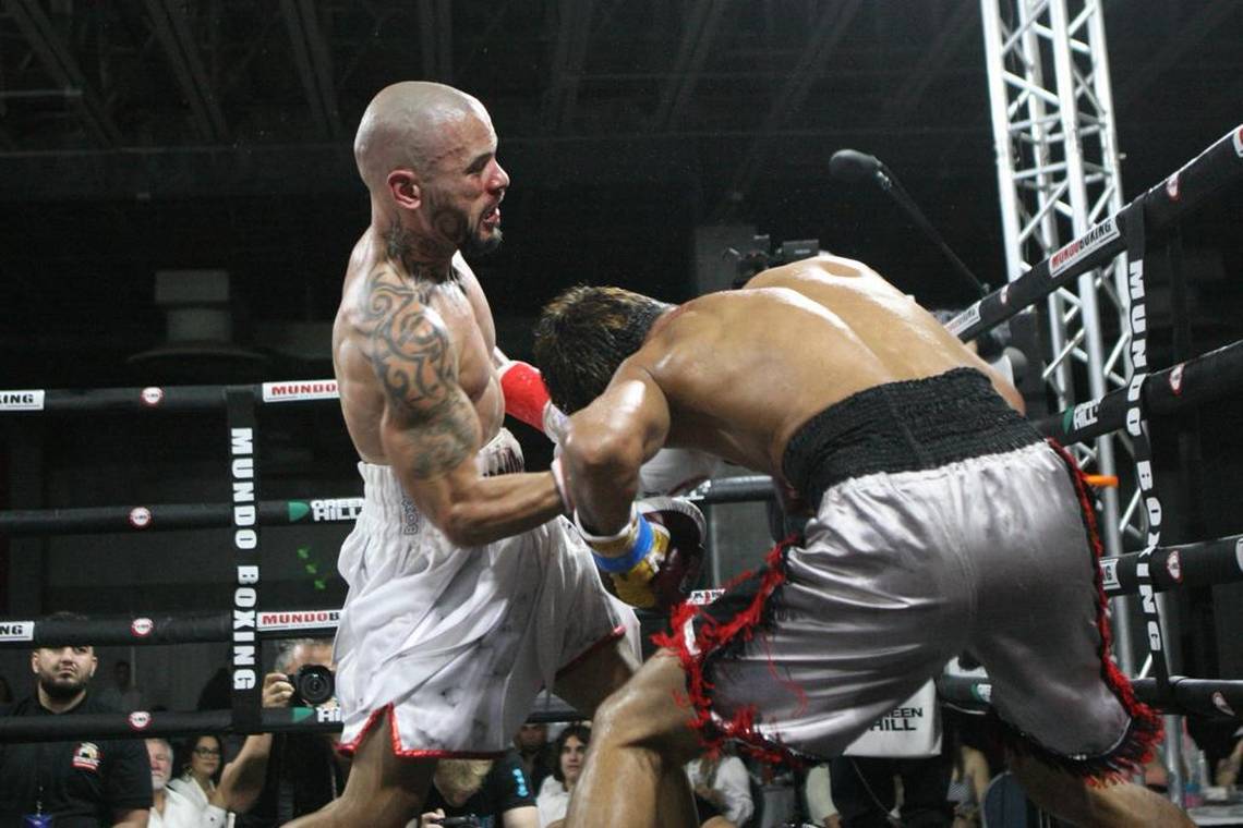 El boxeador cubano Manuel Correa (izq) enfrentó al brasileño Marcello Williams.