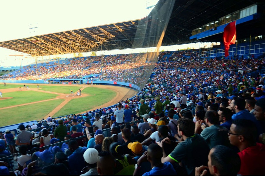 Los cubanos miran un juego de pelota en el Estadio Latinoamericano.