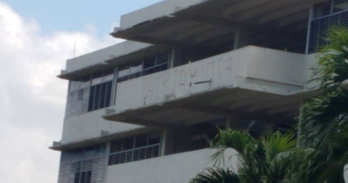 'Patria y Vida' escrito en el balcón del edificio de los profesores en el municipio habanero Playa.