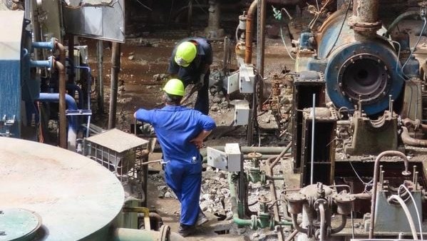 Trabajadores cubanos en labores de recuperación tras un incendio en la Termoeléctrica Máximo Gómez en el Mariel.