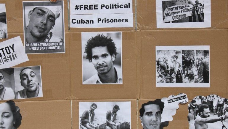 Cartel por la liberación de los presos políticos cubanos en una protesta en Miami.