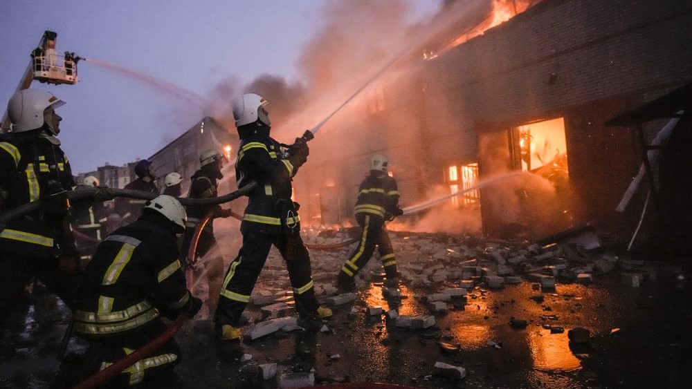 Bomberos trabajan para sofocar el incendio provocado por un bombardeo ruso en Kiev, 17 de marzo.