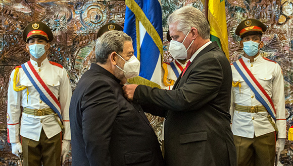 Miguel Díaz Canel otorga la Orden José Martí a Ralph Everard Gonsalves, primer ministro de San Vicente y las Granadinas. 