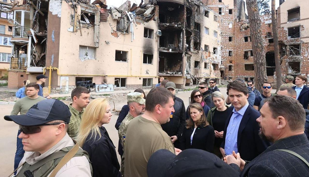 El primer ministro de Canadá, Justin Trudeau (con camisa azul y chaqueta), de visita en Irpin, a las afueras de Kiev este domingo.