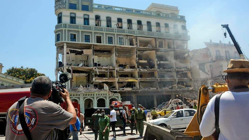 Fuerzas especializadas trabajan tras la explosión del Hotel Saratoga de La Habana.