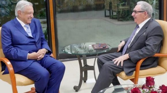 Encuentro de López Obrador con Raúl Castro durante su reciente visita a Cuba.