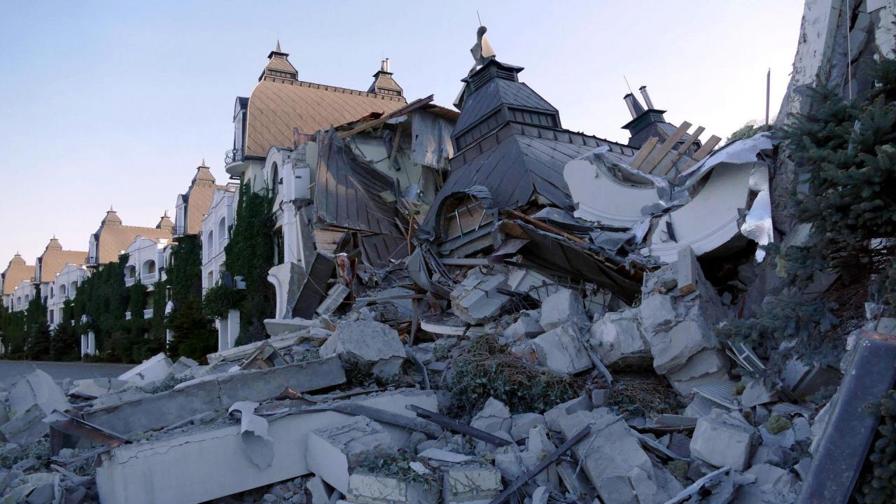 Un complejo hotelero destruido por un misil ruso en Odesa, Ucrania, el 8 de mayo de 2022. 