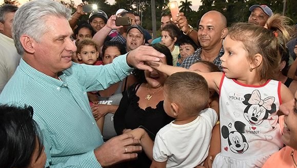 Miguel Díaz-Canel rodeado de niños en un visita a Cienfuegos en 2019.