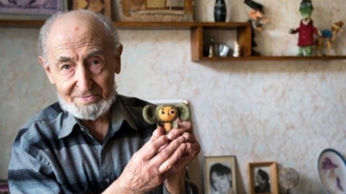 Leonid Shvartsman con una miniatura de Cheburashka.