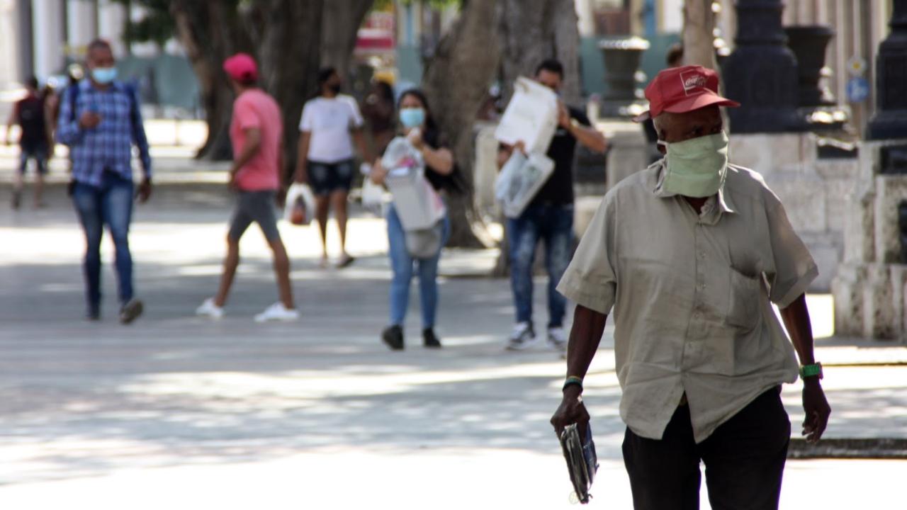 Personas caminan por el Paseo del Prado de La Habana.