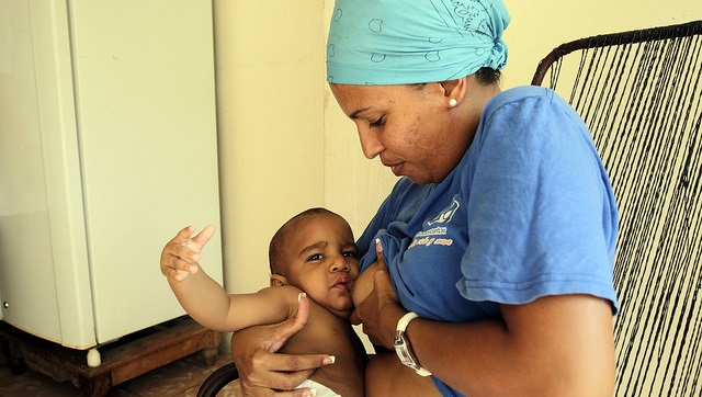 Madre cubana con su bebé. 