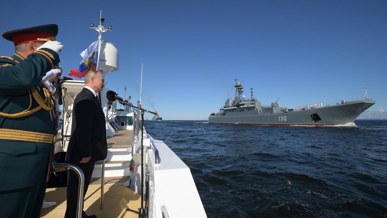 Vladimir Putin durante el acto por el Día de la Flota Rusa, el domingo.