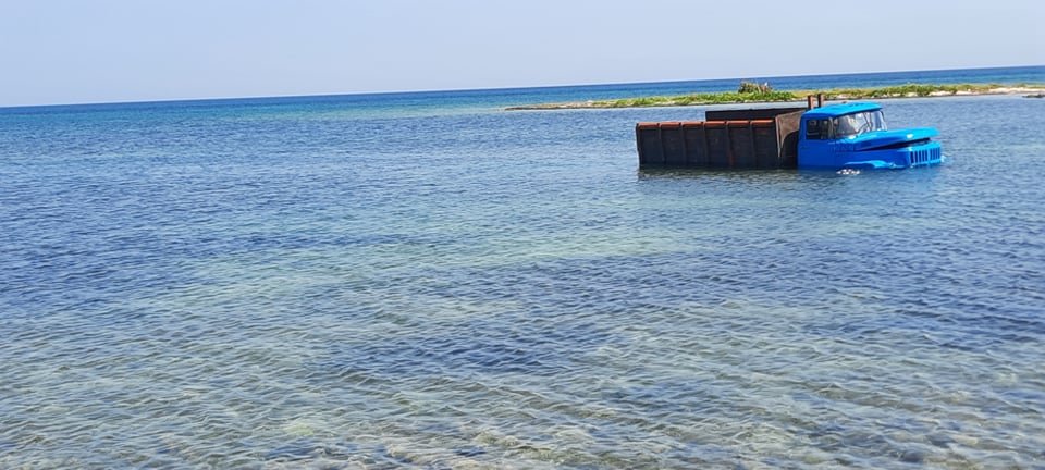 Camión varado en la costa de playa Baracoa, Artemisa.