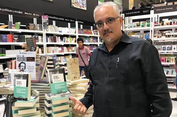 Enrique del Risco junto a ejemplares de su novela 'Turcos en la niebla', 2019.