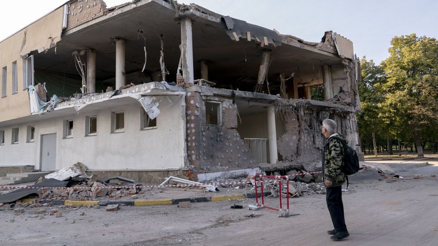 Un hombre ante un edificio destruido por bombardeos en Járkov