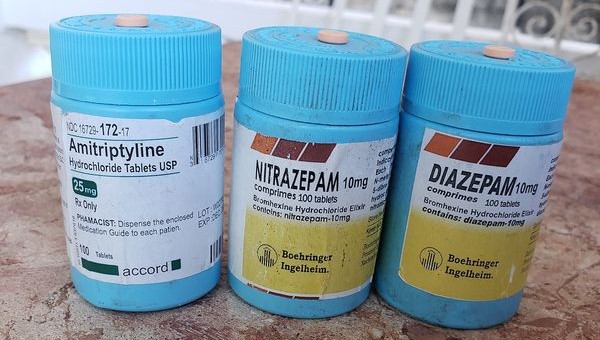 Los frascos de los medicamentos que circulan en Cuba y fueron identificados como falsos por el CECMEC.