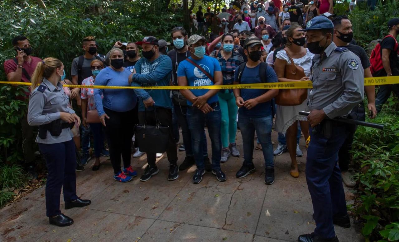 Cubans awaiting a transit visa in front of the Panamanian Embassy in Havana, March 2022.