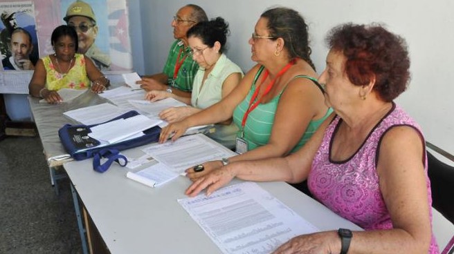 Una mesa electoral en Cuba.