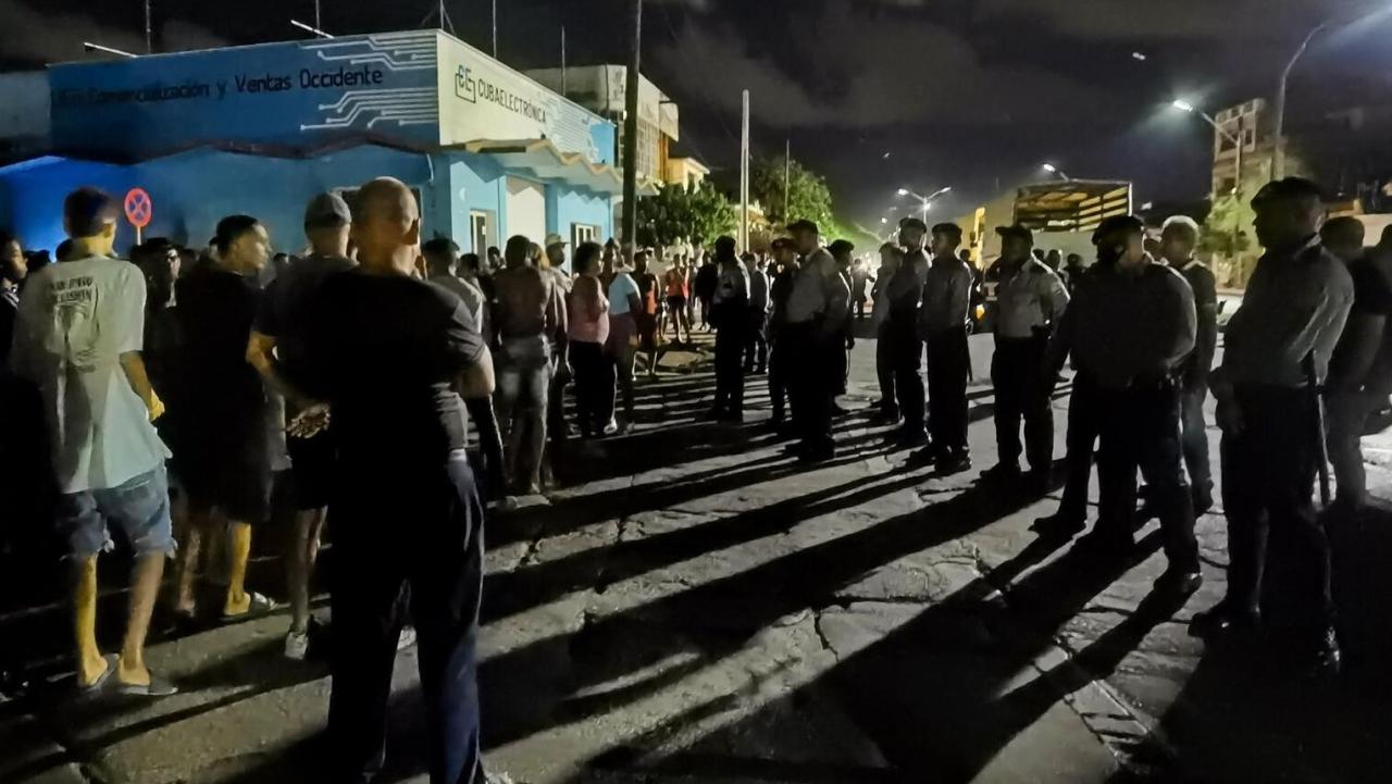 Una turba policial movilizada por una protesta en Cuba.