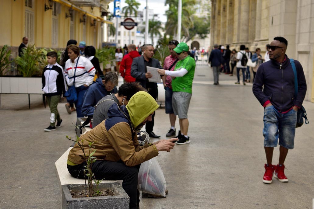 Cubanos abrigados en La Habana.