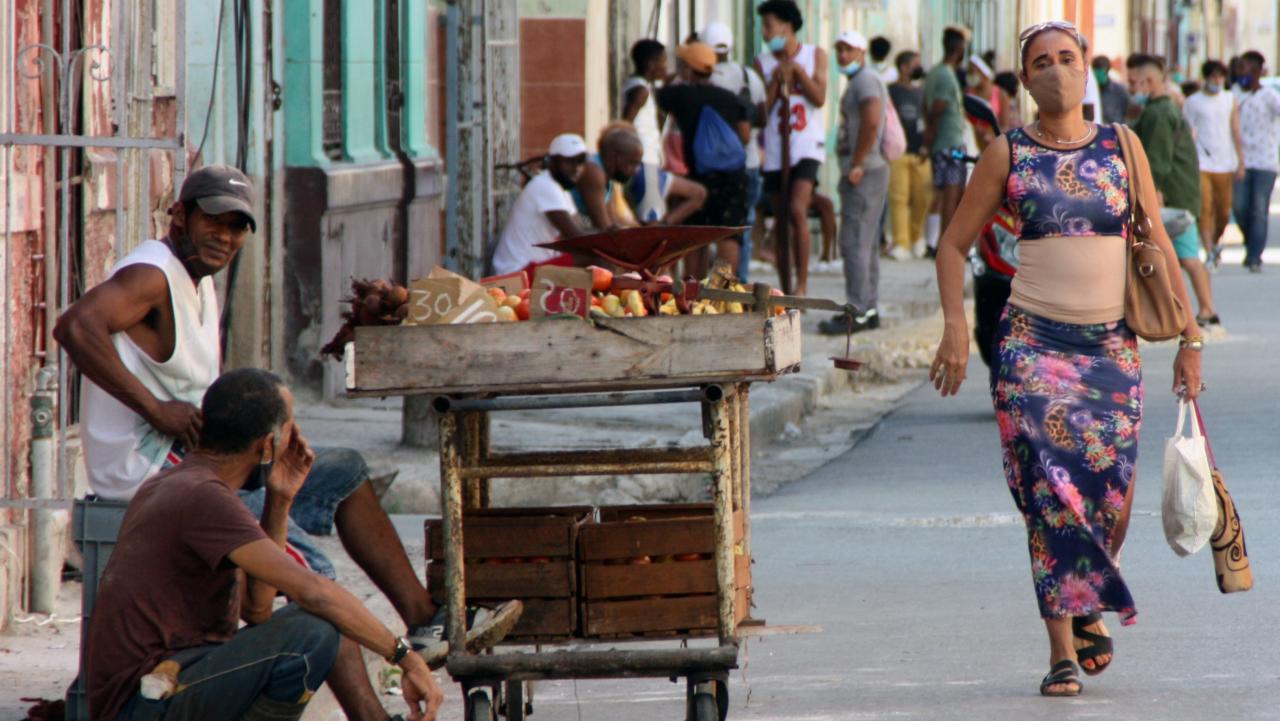 Un carretillero en una calle de La Habana.