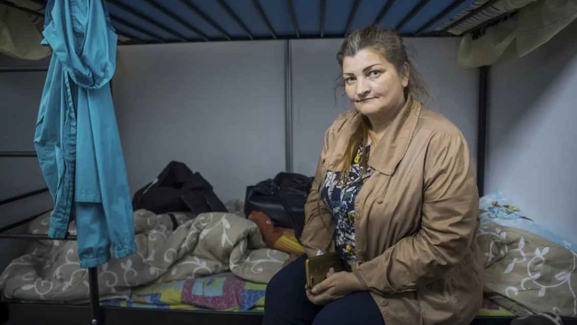 Una mujer en el refugio en el que se aloja en la ciudad ucraniana de Zaporiyia. EFE/rrez