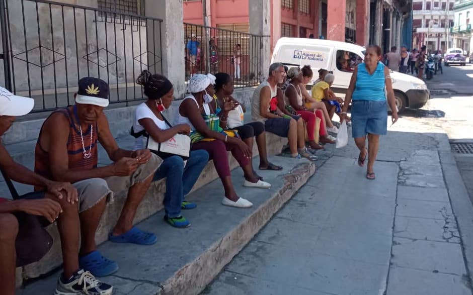Gente a la espera de algo en La Habana.