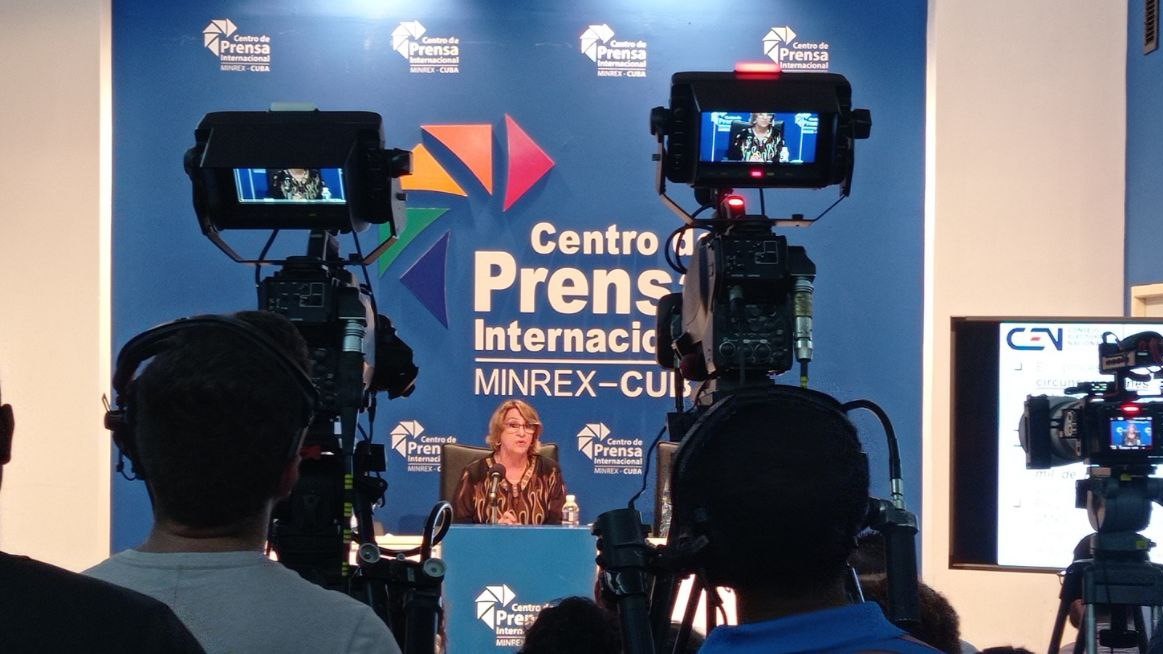 La presidenta del Consejo Electoral Nacional al comparecer para la prensa en La Habana.