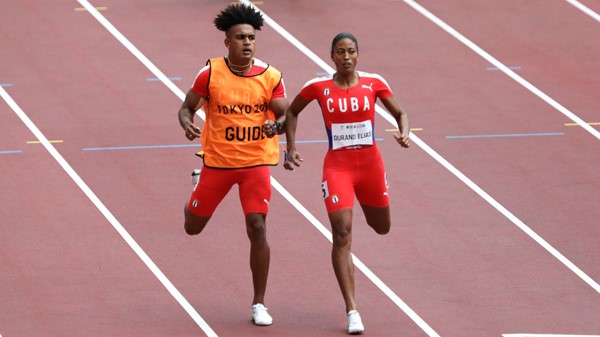 La atleta cubana Omara Durand y su guía Yuniol Kindelán.