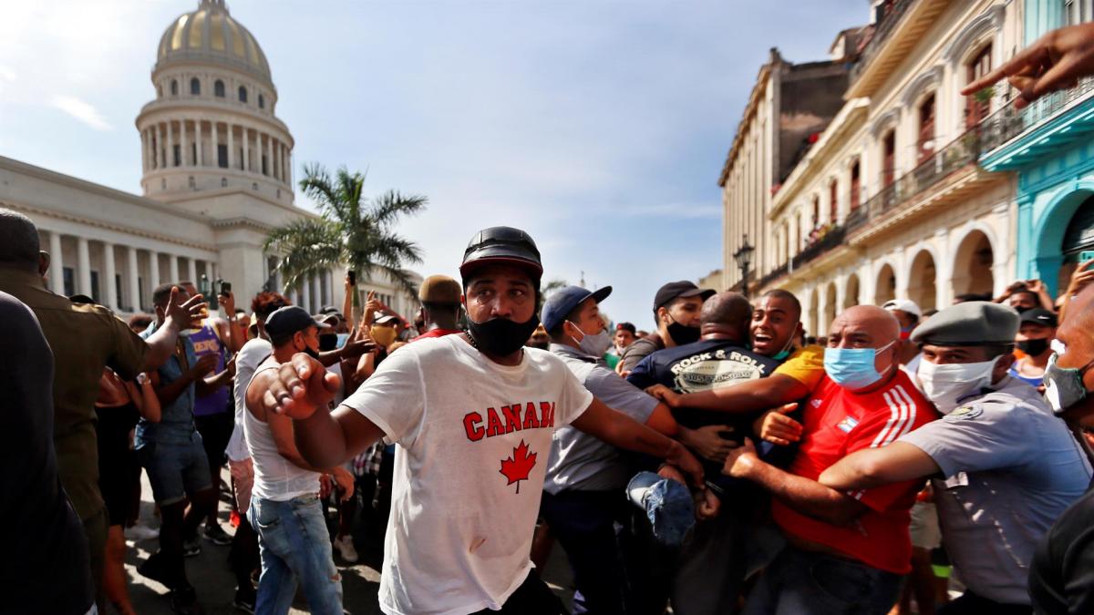 Represión contra manifestantes del 11J en La Habana.
