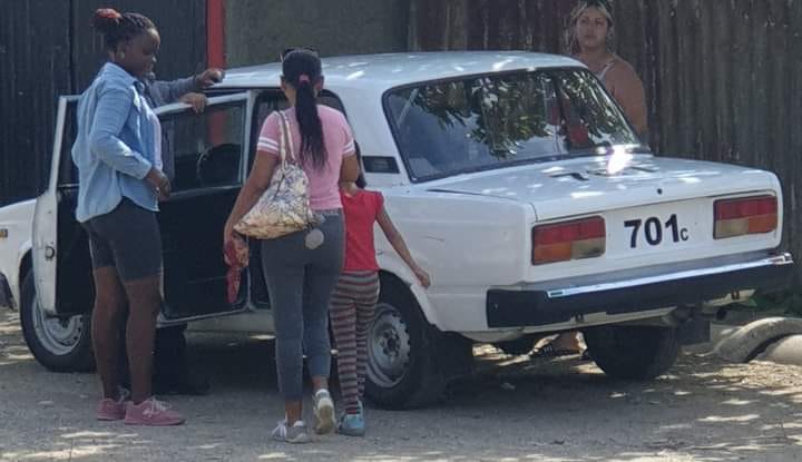 Marisol Peña y su hija son trasladadas a una oficina del Ministerio del Interior en una patrulla de la Policía.