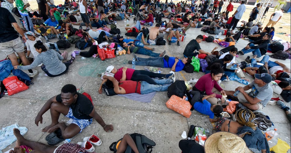 Migrantes que atraviesan México en una caravana.
