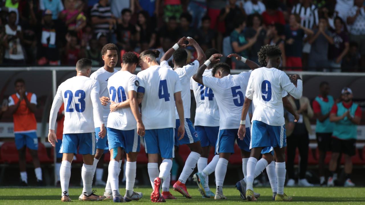 La selección de Cuba al clasificar a la ronda de grupos de la Copa Oro.
